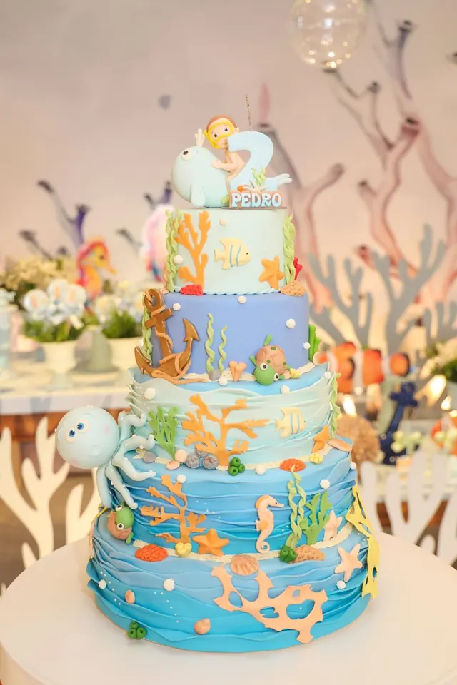 Bolo de aniversário de cinco andares com tema fundo do mar e topo personalizado
