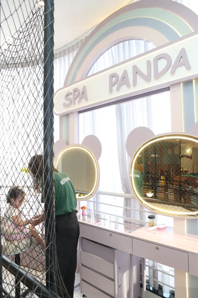Spa Panda: salão de beleza infantil com espelhos de orelhinha de panda e monitora atendendo uma criança