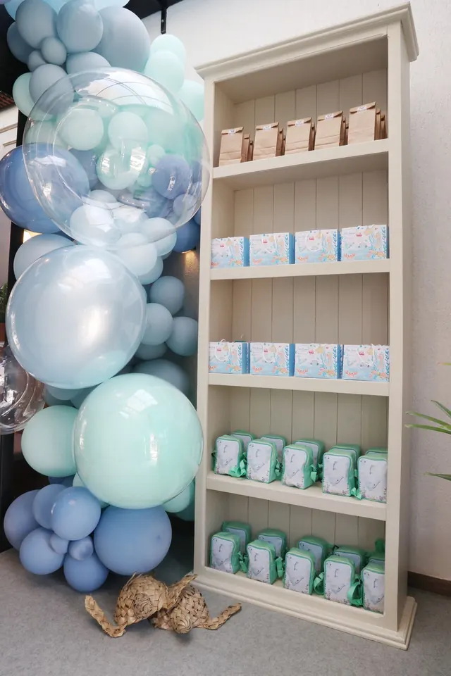 Estante com lembrancinhas personalizadas: sacolinhas, caixas e mochilinhas temáticas